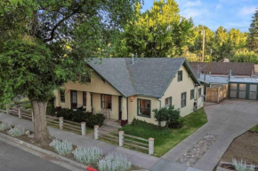 Stylish and Cozy Downtown 2 Bedroom Unit with Hot Tub